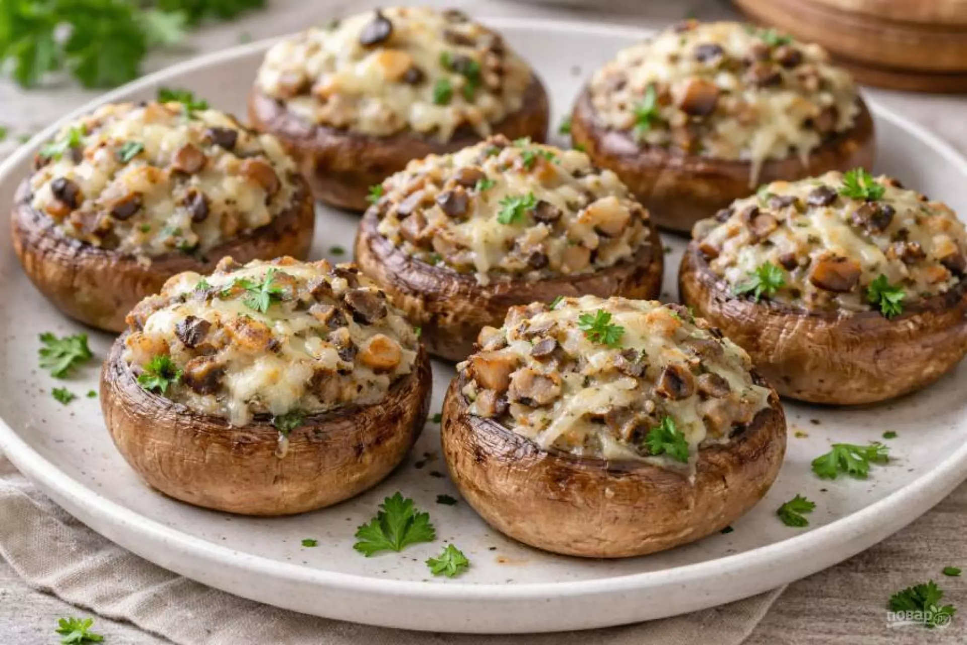 Шампиньоны фаршированные телятиной и овощами